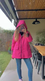 Campera negra con capucha, cierre frontal con cremallera y bolsillos laterales. Interior con forro de animal print.