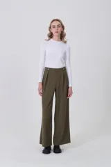 Pantalon de vestir de corte recto y tiro alto, confeccionado en poliéster. Presenta pinzas frontales y cierre con botones en la cintura.