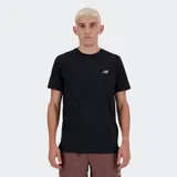 Remera deportiva New Balance de manga corta, color negro, con logo reflectante en el pecho y aberturas laterales para mayor transpirabilidad.