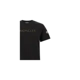 Remera Moncler de cuello redondo y manga corta, color negro, con el nombre de la marca bordado en relieve en el pecho y parche con el logo en la manga.