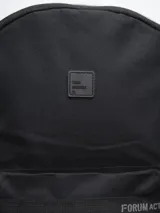 Mochila Forum Active con estampado tie-dye en blanco y negro, con un compartimento principal grande con cierre, un compartimento frontal pequeño con cierre y un bolsillo lateral abierto con elástico.