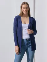 Cardigan abierto de tejido acanalado, con mangas largas y diseño recto. Presenta una textura de canalé vertical y terminaciones en punto elástico en los puños y el ruedo.