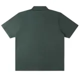 Camisa de manga corta color verde militar, con cuello cuban, cierre frontal de botones y un pequeño parche estampado en el pecho.