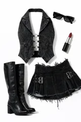 Conjunto de dos piezas compuesto por un chaleco tipo corset de denim lavado con cierre frontal de argollas metálicas y una minifalda de denim con diseño plisado, bordes deshilachados y correas laterales con hebillas.