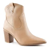 Bota corta de cuero sintético color beige, con puntera fina, caña baja y taco cuadrado.