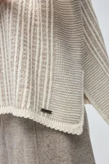 Chaleco tejido de punto con silueta cuadrada y escote a la base, de diseño minimalista y estructura holgada.