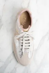 Zapatillas urbanas de cuero color beige con detalles plateados y laterales en cuero color piel de cocodrilo.