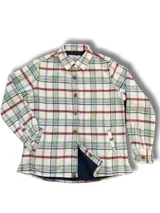 Camisa leñadora de franela a cuadros blancos, verdes, rojos y azules, con cuello clásico, cierre con botones de madera y corte recto.