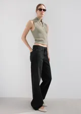 Pantalón de jean negro de corte recto y tiro medio, con bolsillos laterales y traseros tradicionales.