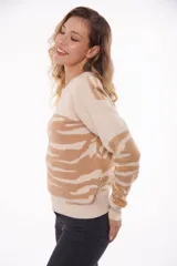 Sweater color crudo con estampado abstracto en color marrón.