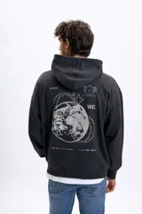 Canguro con capucha de color gris oscuro, con diseño gráfico estampado en la espalda que incluye un planeta y elementos técnicos. Posee un corte holgado y puños acanalados.