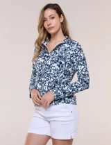 Campera liviana blanca de silueta entallada con protección solar UPF 50, cuello alto y cierre frontal completo. Cuenta con mangas largas y bolsillos laterales.