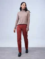 Pantalón negro de gabardina elastizada marca Zac & Rachel, con pretina ancha y faja interna modeladora. Tiene costura frontal pespunteada y bolsillos ojal simulados en la parte trasera.