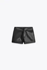 Shorts mini de tiro bajo confeccionados en tejido efecto piel. Presentan un diseño estructurado con cierre frontal de cremallera, botón interior y ganchos metálicos ocultos.