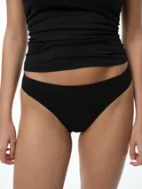 Bombacha tipo bikini de microfibra seamless, con tiro bajo y diseño liso. Cuenta con fundillo de algodón para mayor frescura.