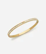 Pulsera rígida de metal dorado con diseño minimalista, decorada con una hilera de cristales engastados y una aplicación de nácar en uno de sus extremos.