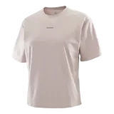 Remera Salomon de manga corta en color rosado, con cuello redondo y el logotipo de la marca impreso en pequeño en el centro del pecho.