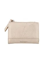 Monedero Terrano color dorado con textura granulada, cierre superior con cremallera y bolsillo exterior con broche imantado.