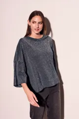 Sweater azul petróleo con lurex plateado, mangas 3/4 acampanadas y corte oversize.