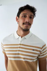 Remera tipo polo de manga corta con diseño a rayas horizontales en color blanco y tostado. Presenta cuello clásico, cierre frontal con botones y logo pequeño bordado en el pecho.