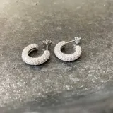 Aros tipo argolla de plata 925 con acabado en oro de 18k y circonias.
