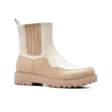 Botas de caña media color beige y blanco, con elástico lateral y suela track.