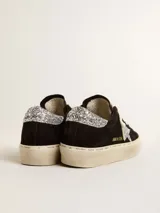 Zapatillas Golden Goose modelo Hi Star, de color negro con plataforma, confeccionadas en gamuza con detalles de glitter plateado en la estrella lateral y el talón.