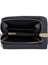Billetera pequeña Tommy Hilfiger de color azul marino, con acabado liso y cierre perimetral de cremallera en tono dorado. Cuenta con múltiples ranuras para tarjetas, compartimentos internos y un bolsillo monedero con cierre.