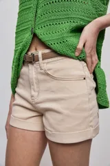 Short de denim color negro con dobladillo fijo, bolsillos delanteros y traseros, de corte clásico.