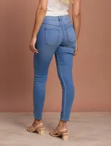 Jean skinny tiro medio color azul, marca One Five One, confeccionado en algodón elastizado. Cuenta con pretina con pasadores, cierre y botón metálico, bolsillos delanteros y traseros, y laterales sin costura.
