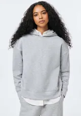 Sudadera con capucha de felpa, de corte holgado y diseño minimalista, con puños y ruedo acanalados.
