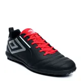 Championes de fútbol Umbro modelo Vision TF, color negro con detalles en blanco y cordones rojos. Diseñados con suela de tapones pequeños, ideales para canchas de césped sintético.