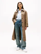 Zapatillas Tommy Hilfiger de piel blanca con detalles dorados en el talón y la lengüeta.