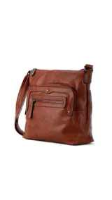 Bandolera de símil cuero color marrón, con diseño de doble bolsillo frontal con cierre y detalles de tachas metálicas. Cuenta con correa larga regulable, bolsillo trasero con cierre y compartimentos internos.