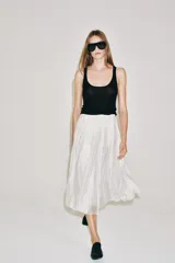 Falda midi de tiro medio de la colección ZARA Woman, confeccionada en mezcla de lyocell con acabado fluido y bajo en línea evasé. Cuenta con forro interior a tono y cierre lateral con cremallera oculta.