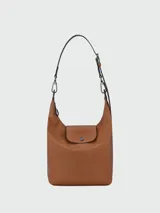 Cartera tipo hobo de cuero negro, con solapa frontal con cierre de botón a presión y correa ajustable para el hombro.