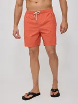 Short de baño negro con cintura elástica ajustable con cordón.