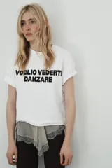 Camiseta blanca de algodón, corte regular fit, con cuello redondo y manga corta. Presenta un texto estampado en negro en el frente que dice "VOGLIO VEDERTI DANZARE".