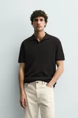 Polo regular fit color verde militar con textura acanalada vertical, cuello solapa con abertura frontal, manga corta y acabados en rib.