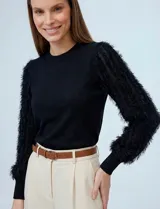 Buzo de hilado fino marca Zac & Rachel, color negro, con cuello a la base y mangas largas de gasa con bordado desflecado de textura shaggy.