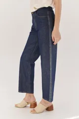 Pantalón de jean negro con lurex plateado, corte mom jean y tiro alto.