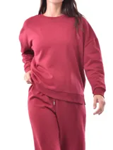 Buzo blanco de corte holgado, con cuello redondo y mangas largas.