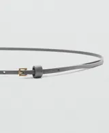 Cinturón fino de diseño minimalista, confeccionado en piel bovina con hebilla metálica de zinc.