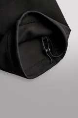 Pantalón jogger relaxed fit Zara Athleticz de tejido técnico compacto elástico con mezcla de algodón. Presenta cintura elástica ajustable con cordón, bolsillos laterales en la cadera, bolsillo trasero con cierre de cremallera, bajo ajustable con elástico y detalle de logo estampado en la pernera.