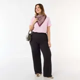 Pantalón de punto gofrado color negro, de corte ancho y relajado con cintura elástica.