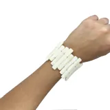 Pulsera elástica con piezas rectangulares de resina color blanco.