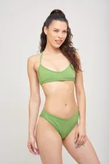 Conjunto de bikini verde esmeralda liso, compuesto por un corpiño triangular con breteles cruzados en la espalda y una bombacha clásica.