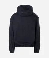 Campera tipo bomber confeccionada en tejido de jean, con cierre frontal de cremallera, capucha ajustable con cordones y bolsillos frontales. Presenta puños y cintura elásticos, ofreciendo un ajuste cómodo y un estilo urbano.