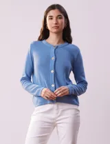 Cardigan tejido color blanco, marca Ninety. Escote a la base y abertura central con botones metálicos dorados. Delantera con bolsillos simulados con botón dorado.
