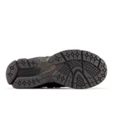 Championes New Balance modelo 1906, color negro, con detalles plateados y rojos.